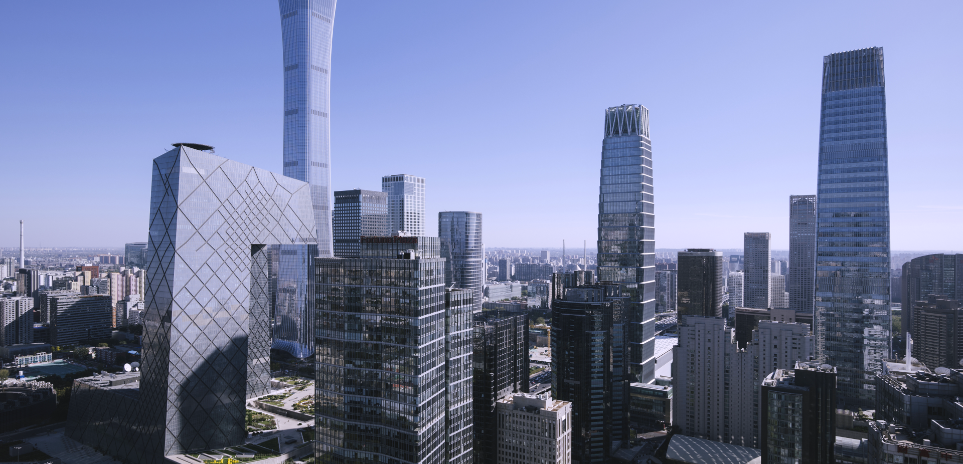 关键词：智慧楼宇，地标建筑，深圳市武智科技;描述：深圳市武智科技相关的智慧楼宇场景，包含地标性建筑的现代化城市建筑群