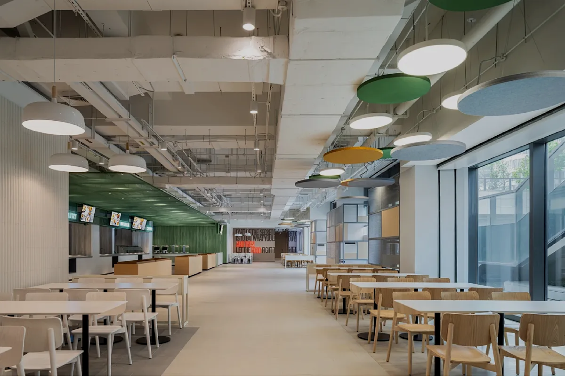 关键词：食品安全监测，智慧食堂，深圳市武智科技;描述：深圳市武智科技关联的智慧食堂场景，展现现代化、整洁的就餐区，为食品安全监测提供基础环境