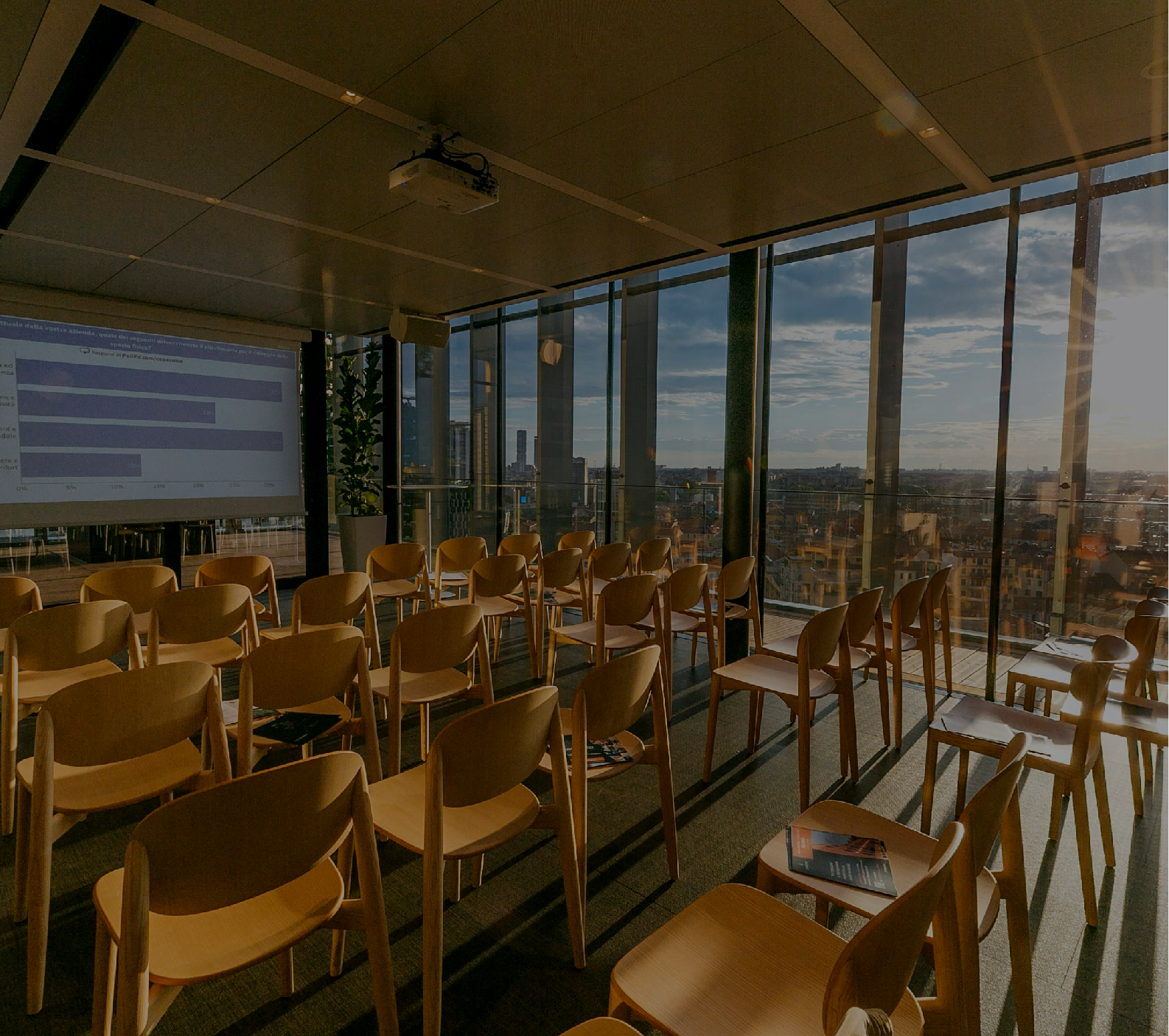 关键词:智慧办公,观景会议室,智能投影,深圳市武智科技;描述:深圳市武智科技智慧办公场景下的观景会议室,配备智能投影等设备,助力高效会议