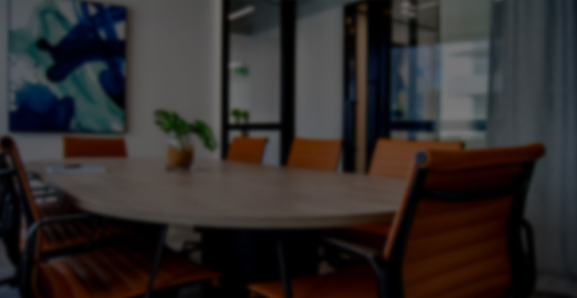 智慧会议室 武智科技 舒适艺术化智慧办公环境 智能会议空间;描述:武智科技智慧会议室,通过艺术化布置与绿植营造舒适氛围,打造智能高效的会议空间。