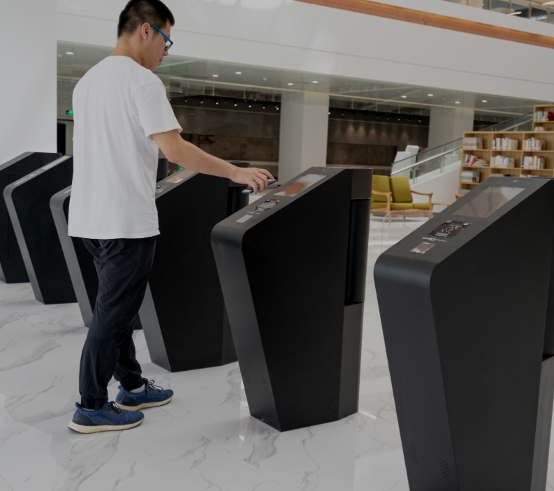 关键词：电梯厅智能闸机、智慧通行门禁、办公空间梯控系统、智能权限管理
				描述：电梯厅配备的智能闸机，集成梯控与门禁功能，实现办公空间内的智慧通行权限管理，保障区域安全并提升垂直通行效率。